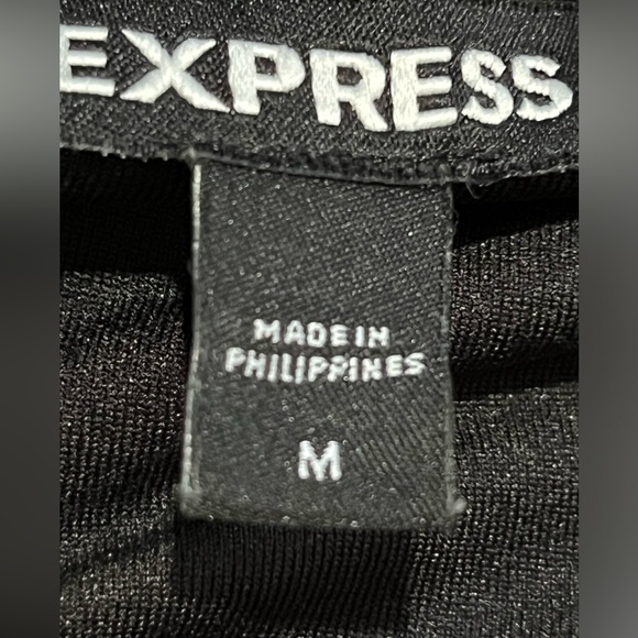 Express creme dressy crop top - medium
Sleeves is 32”
14” across
14” long - Picture 3 of 3